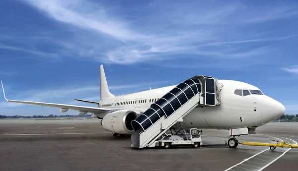 Havaalanındaki Uçak Yolcu Alımına Hazırlanıyor — Stok fotoğraf