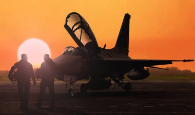 Jet savaş pilotları askeri üs havaalanında alacakaranlıkta gün batımında silhoutte