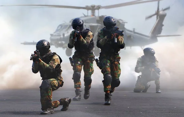 Pasukan Khusus Tim Penyerang Dalam Misi Dengan Latar Belakang Helikopter — Stok Foto