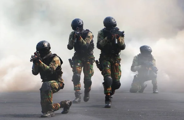 Équipe Spéciale Assaut Dans Une Mission Avec Des Antécédents Hélicoptère — Photo