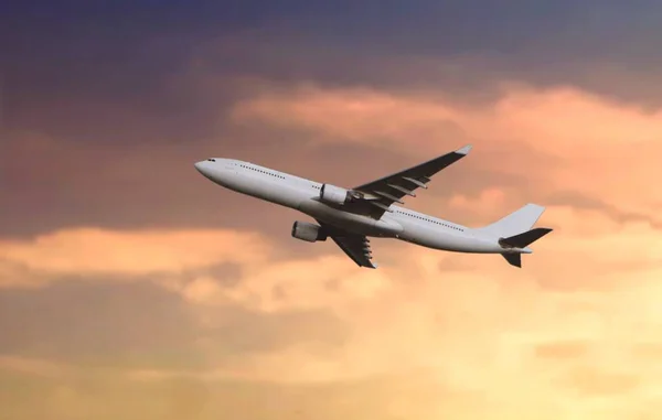 Passagiersvliegtuig Vliegen Tijdens Zonsondergang — Stockfoto