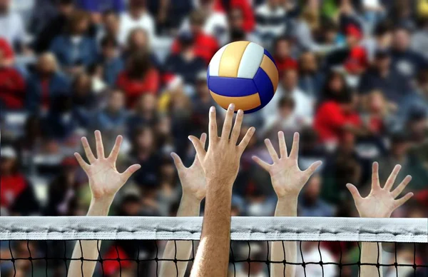 Volleyball Stachel Mit Blockierenden Händen Über Dem Netz — Stockfoto