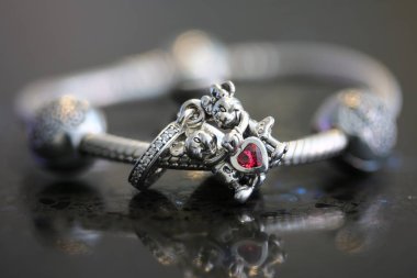 Kuala Lumpur, Malezya-Temmuz 21, 2019: Pandora Disney karakterler Charms bilezik mücevher koleksiyonu ekran Pandora mücevher mağazasında Kuala Lumpur, Malezya