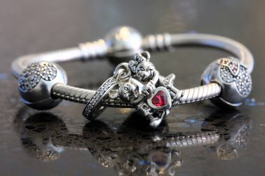 Kuala Lumpur, Malezya-Temmuz 21, 2019: Pandora Disney karakterler Charms bilezik mücevher koleksiyonu ekran Pandora mücevher mağazasında Kuala Lumpur, Malezya