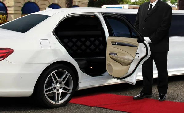 Chauffeur Debout Côté Limousine Ouvert Porte Voiture Avec Tapis Rouge — Photo