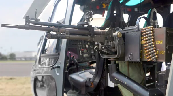 Uma Metralhadora Fogo Rápido Presa Lado Helicóptero Militar — Fotografia de Stock