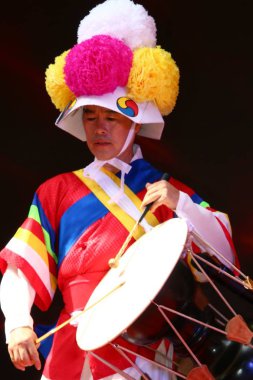 Seul,Güney Kore - 4 Ağustos 2019 : Koreli davulcu janggu olarak da bilinen geleneksel kum saati şeklinde davul çalıyor.