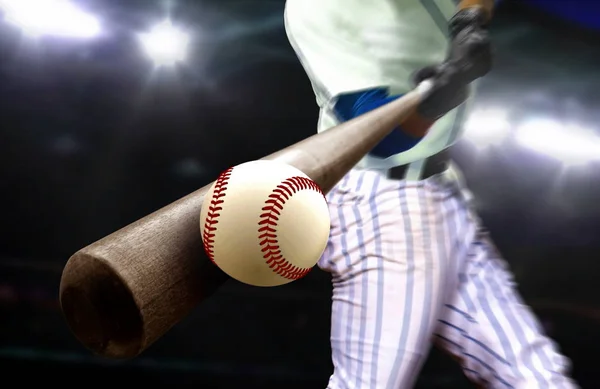 Jugador Béisbol Golpeando Pelota Con Bate Primer Plano Bajo Proyectores —  Fotos de Stock