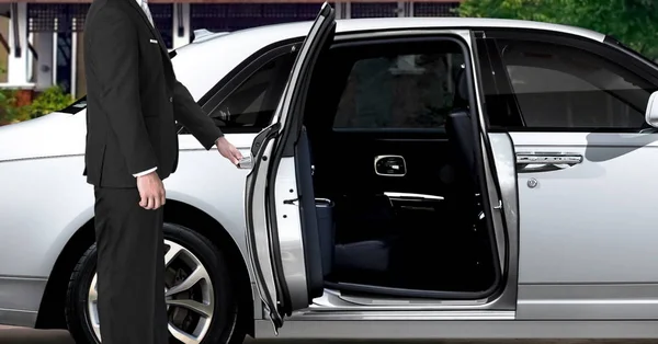 Limuzin Sürücüsü Beyaz Araba Kapısını Açıyor — Stok fotoğraf