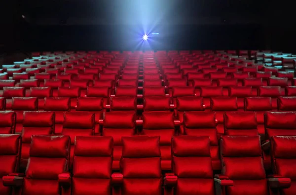 Cinema Stoelen Met Heldere Projector Verlichting Achtergrond — Stockfoto