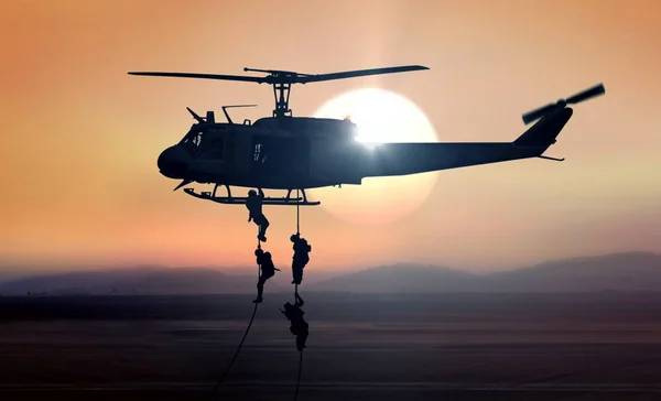 Wojskowe Spadające Helikoptery Komandosów Podczas Wschodu Słońca — Zdjęcie stockowe