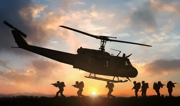 Στρατιωτική Ειδική Ομάδα Επίθεσης Ελικόπτερο Πέφτει Κατά Διάρκεια Του Ηλιοβασιλέματος — Φωτογραφία Αρχείου