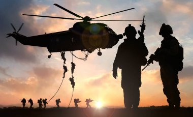 Askeri komando özel harekat helikopteri alacakaranlıkta siluete düştü.