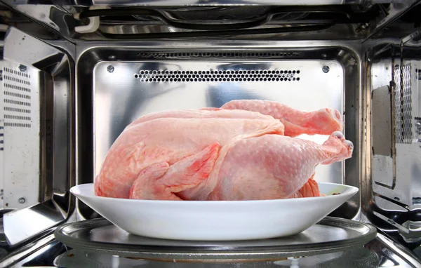 Chicken Defrosting Using Microwave Oven — Stock Photo, Image