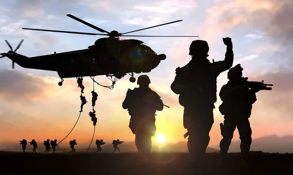 Siluet Operasi Militer Saat Matahari Terbenam — Stok Foto