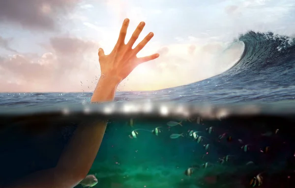 Mão Pessoa Afogando Água Mar — Fotografia de Stock