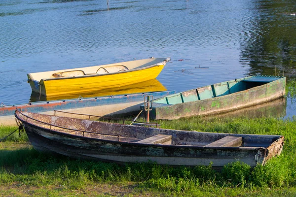 Старая Рыбацкая Лодка Вытянутая Берег Ремонта — стоковое фото