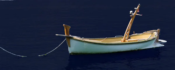 Velho Barco Pesca Madeira Ancorado Pequeno Porto Fundo Azul Marinha — Fotografia de Stock