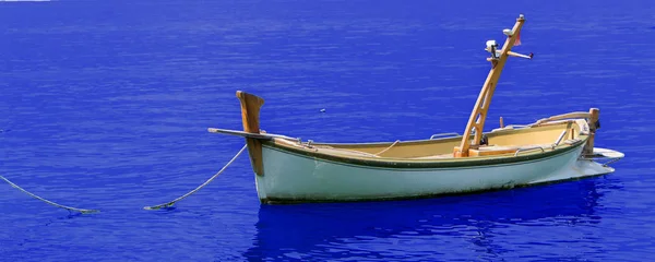 インディゴ ブルー Backgrounde の小さな港に停泊する古い木造漁船 — ストック写真