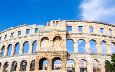 Pula Arena Pula, Hırvatistan'da yer alan amfitiyatro adıdır. Arena tek kalan Roma amfi dört yan kuleleri var olduğunu ve üç ile tamamen Roma mimari emir korunmuş.
