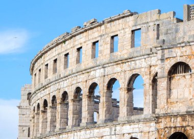 Pula Arena Pula, Hırvatistan'da yer alan amfitiyatro adıdır. Arena tek kalan Roma amfi dört yan kuleleri var olduğunu ve üç ile tamamen Roma mimari emir korunmuş.