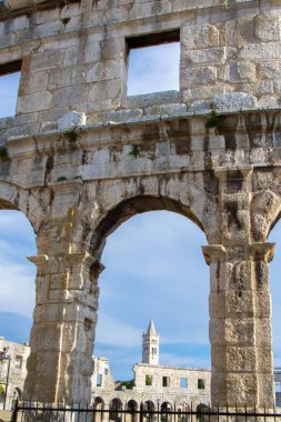 Pula Arena Pula, Hırvatistan'da yer alan amfitiyatro adıdır. Arena tek kalan Roma amfi dört yan kuleleri var olduğunu ve üç ile tamamen Roma mimari emir korunmuş.