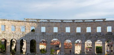 Pula Arena Pula, Hırvatistan'da yer alan amfitiyatro adıdır. Arena tek kalan Roma amfi dört yan kuleleri var olduğunu ve üç ile tamamen Roma mimari emir korunmuş.