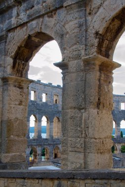 Pula Arena Pula, Hırvatistan'da yer alan amfitiyatro adıdır. Arena tek kalan Roma amfi dört yan kuleleri var olduğunu ve üç ile tamamen Roma mimari emir korunmuş.