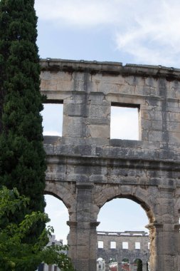 Pula Arena Pula, Hırvatistan'da yer alan amfitiyatro adıdır. Arena tek kalan Roma amfi dört yan kuleleri var olduğunu ve üç ile tamamen Roma mimari emir korunmuş.
