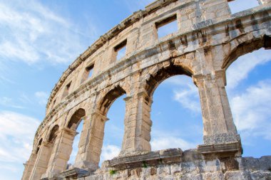 Pula Arena Pula, Hırvatistan'da yer alan amfitiyatro adıdır. Arena tek kalan Roma amfi dört yan kuleleri var olduğunu ve üç ile tamamen Roma mimari emir korunmuş.