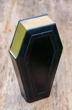 Tabut deri günlük, deri ve ahşap bir tabut şeklinde bir kitap kapağı yapılmış