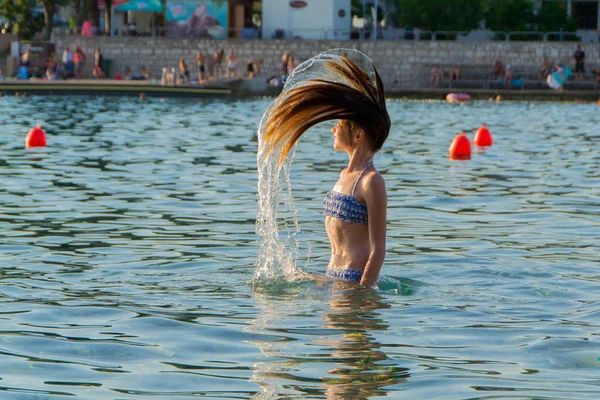 Молодая Девушка Играет Море Бросает Свои Мокрые Волосы Воздух — стоковое фото