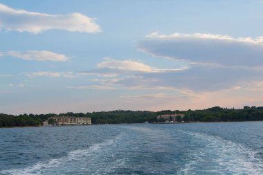 Gökyüzü günbatımı Brioni Adası, Hırvatistan, Adriyatik Denizi'nde yukarıda