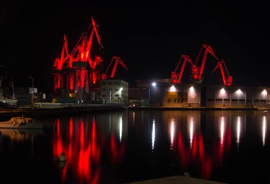 Tersane Pula, Hırvatistan, kimin vinçler geceleri farklı ışıklar yanıyor 