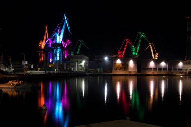 Tersane Pula, Hırvatistan, kimin vinçler geceleri farklı ışıklar yanıyor 