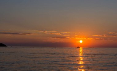 Gün batımı veya Sundown Denizi üzerinde. Gökyüzü parlak güneş. Gündoğumu turuncu plaj manzara
