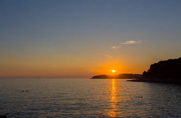 Sonnenuntergang Oder Sonnenuntergang Auf Dem Meer Strahlende Sonne Himmel Sonnenaufgänge — Stockfoto