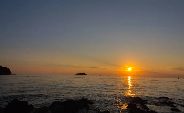 Sonnenuntergang Oder Sonnenuntergang Auf Dem Meer Strahlende Sonne Himmel Sonnenaufgänge — Stockfoto