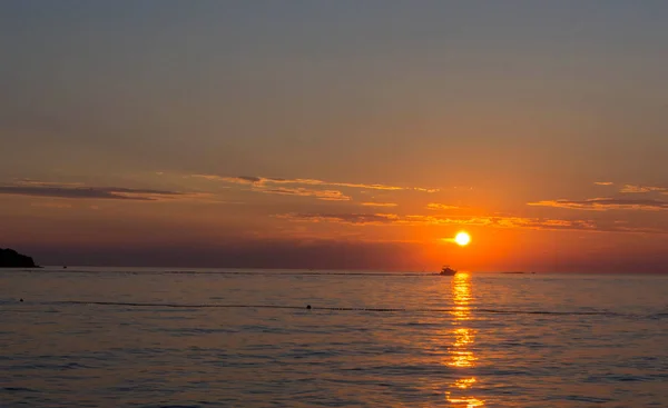 Sonnenuntergang Oder Sonnenuntergang Auf Dem Meer Strahlende Sonne Himmel Sonnenaufgänge — Stockfoto