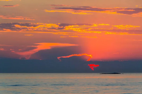 Sonnenuntergang Oder Sonnenuntergang Auf Dem Meer Strahlende Sonne Himmel Sonnenaufgänge — Stockfoto