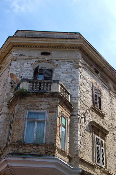 Starego Budynku Dachu Niektórych Herb Nim Mieście Pula Chorwacja — Zdjęcie stockowe