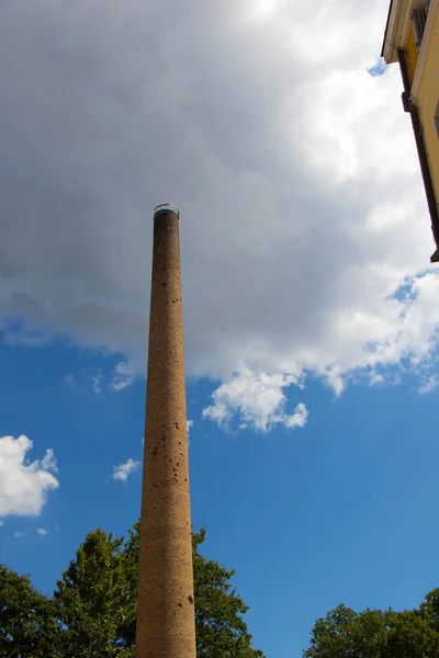 Una Chimenea Fábrica Con Una Nube Encima Que Parece Una — Foto de Stock