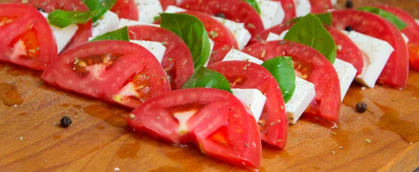 Sałatka Pomidorów Mozzarellą Bazylią Drewnianej Tablicy Bliska — Zdjęcie stockowe