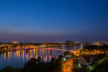 Novi Sad town Nehri üzerinde Danube Petrovaradin kale gece fotoğrafı