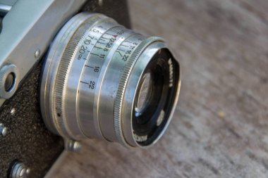 Eski fotoğraf makinesi üzerinde ahşap arka plan izole. Yakın çekim