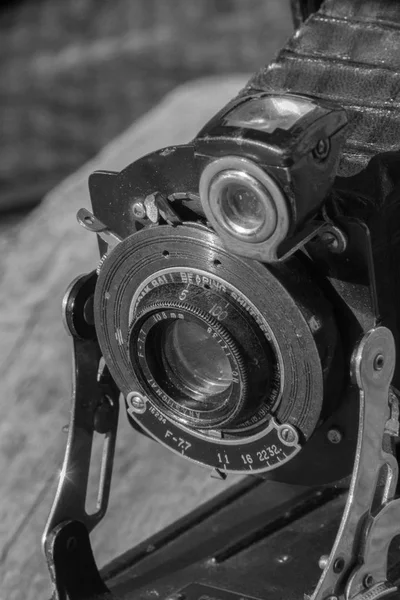 Старая Фотокамера Изолирована Деревянном Фоне Закрыть — стоковое фото