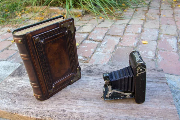 Old Photo Camera Isolated Wooden Background Close — Stock Photo, Image