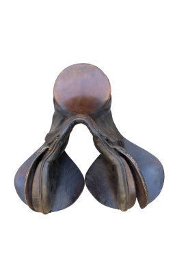 eski deri eyer beyaz arka plan atlama. Yakın çekim.