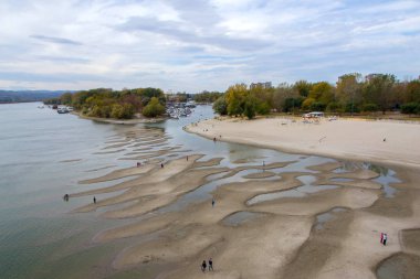 Tuna Nehri kumlu plaj. Cazibe nedeniyle son derece düşük Danube