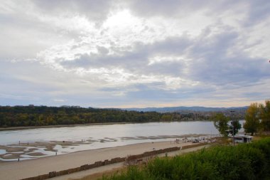 Tuna Nehri kumlu plaj. Cazibe nedeniyle son derece düşük Danube